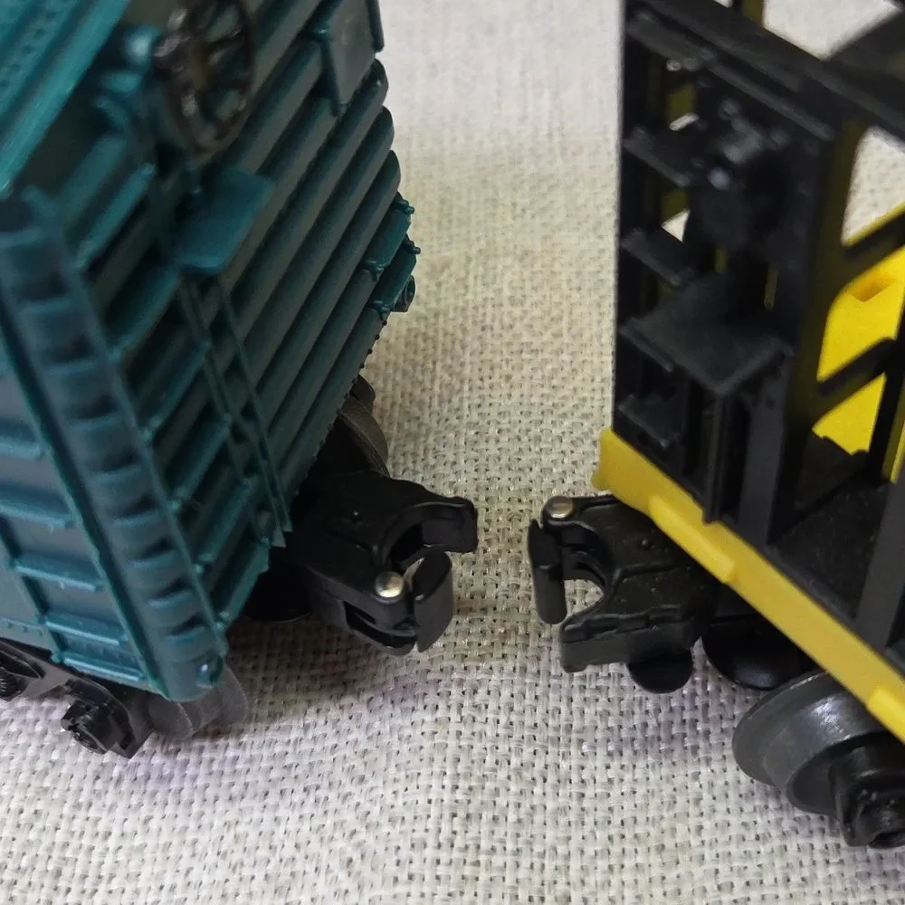 lot of 5 HO scale Train Cars, Tower, Buildings and more - Picture 5 of 12